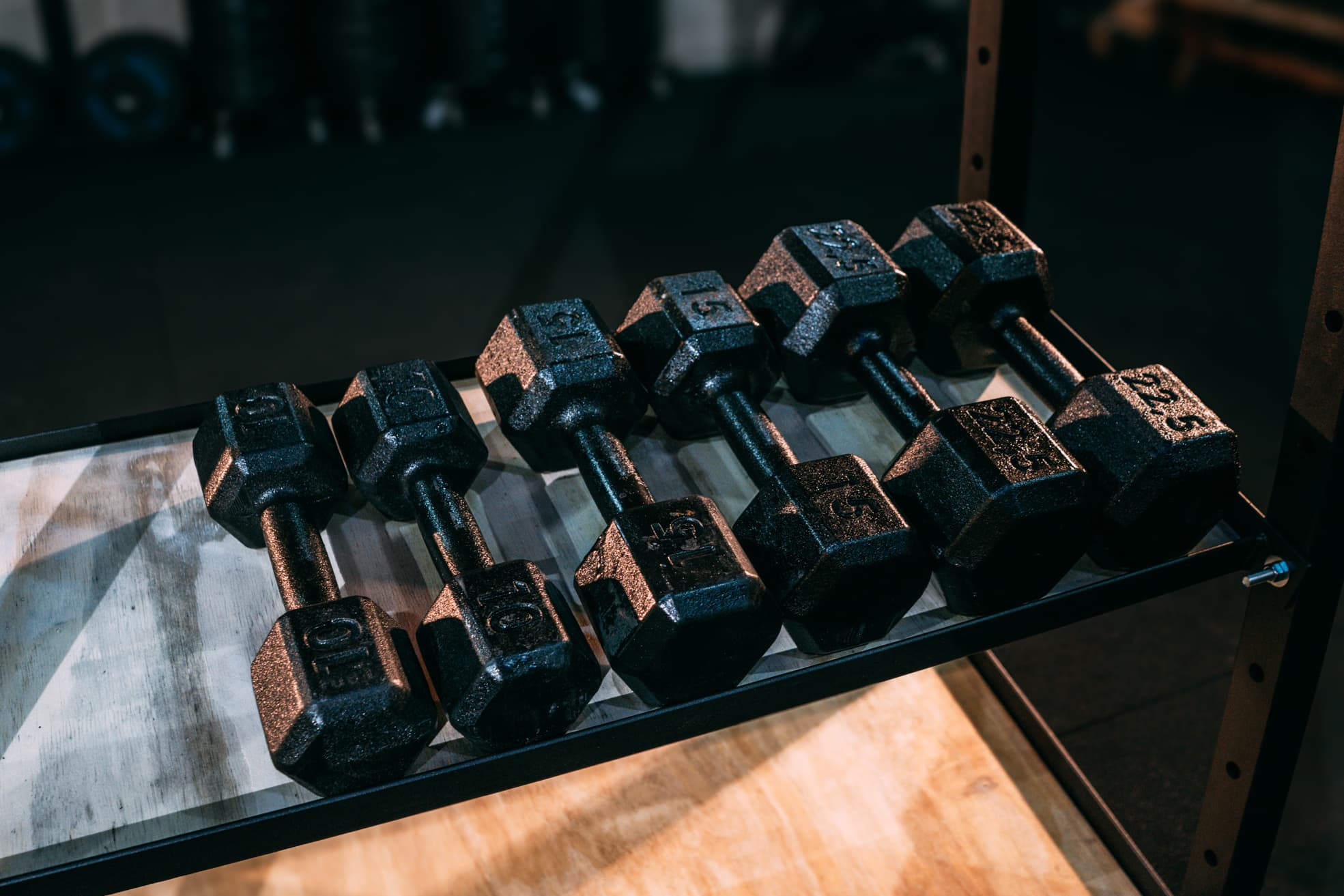 Estante Organizacional para Dumbbells - 3 Níveis em Ângulo - 1,20 comp x 0,35 larg x 1,50 alt - Imagem 2